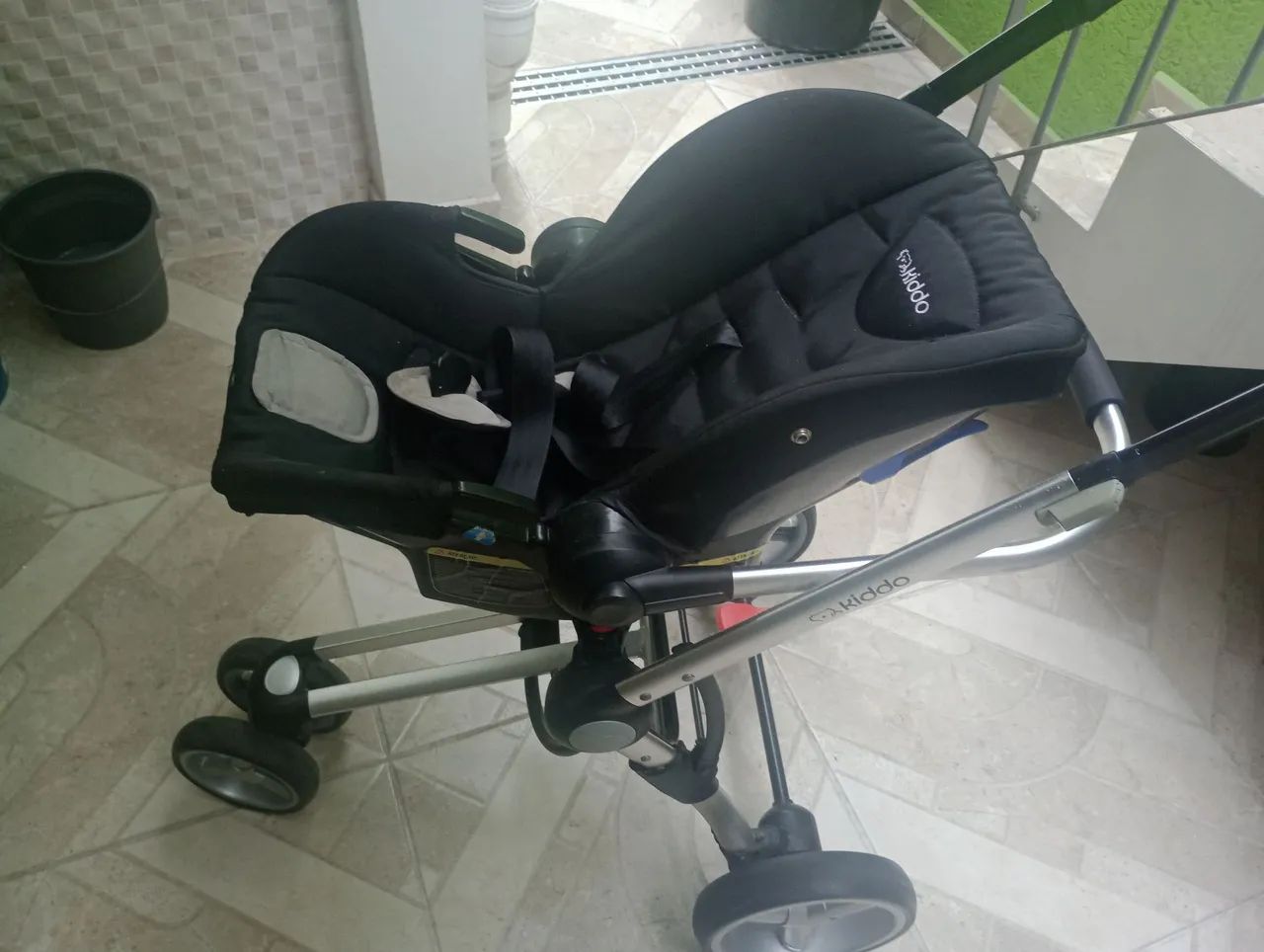 Carrinho de bebê Kiddo + bebê conforto 