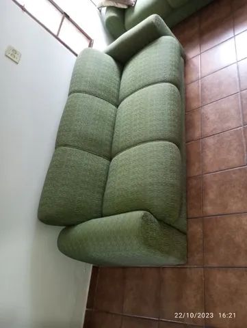  Sofá na cor verde ,de  2  e 3  lugares, bem conservado e com estrutura maciça.