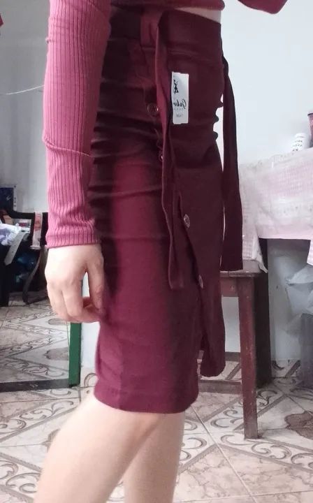 Saia midi vinho com botões e fenda - Foto 3