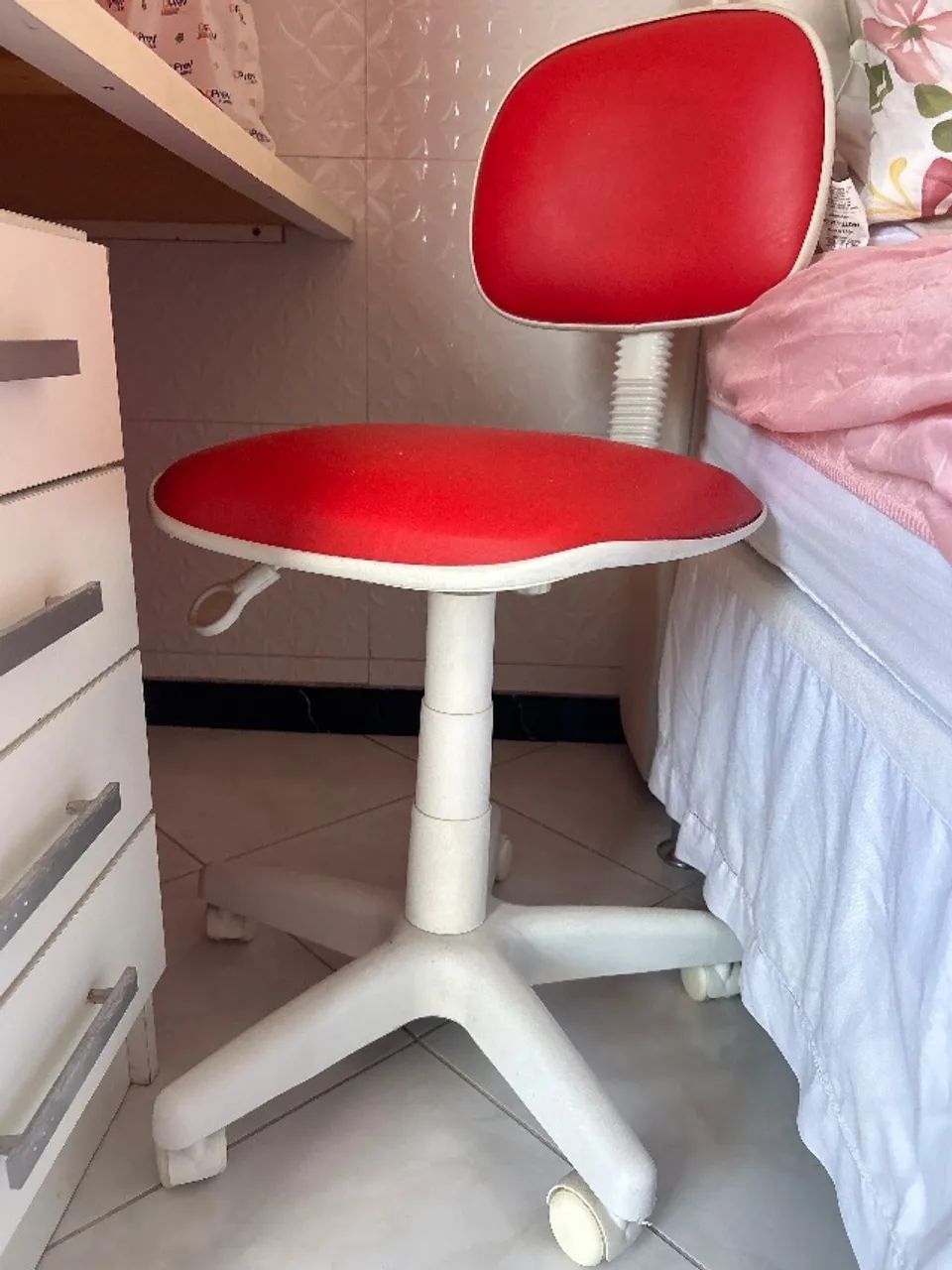 Cadeira Giratória vermelha e branca  - Foto 2