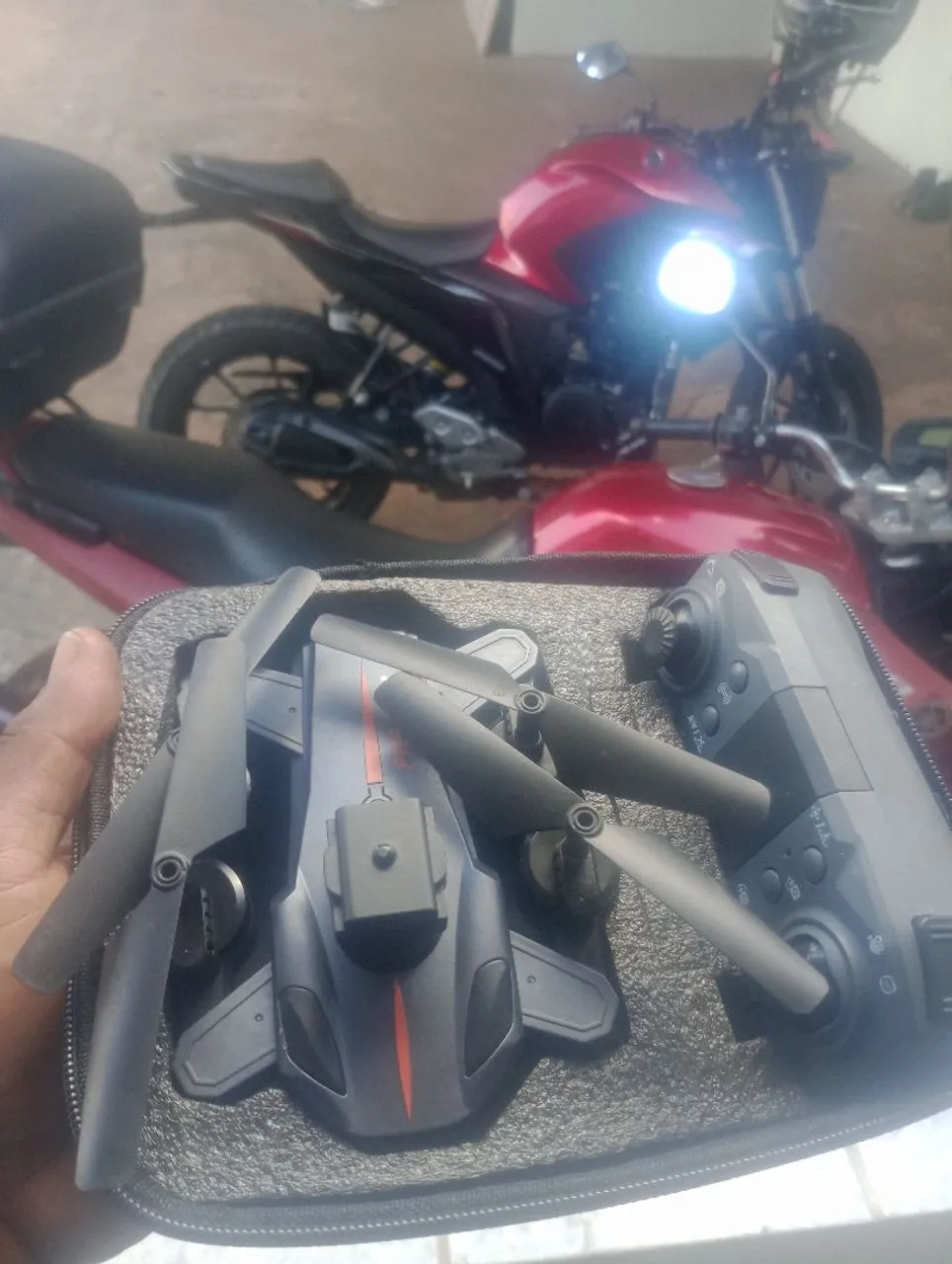 Drone com câmera e controle remoto