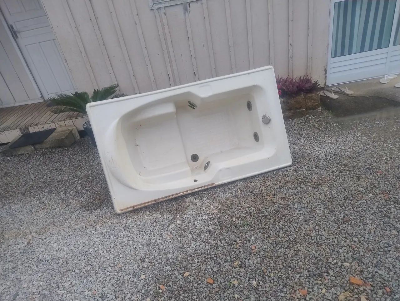 Vendo banheira... Obs; tem de dar uns reparos. Pouca coisa...