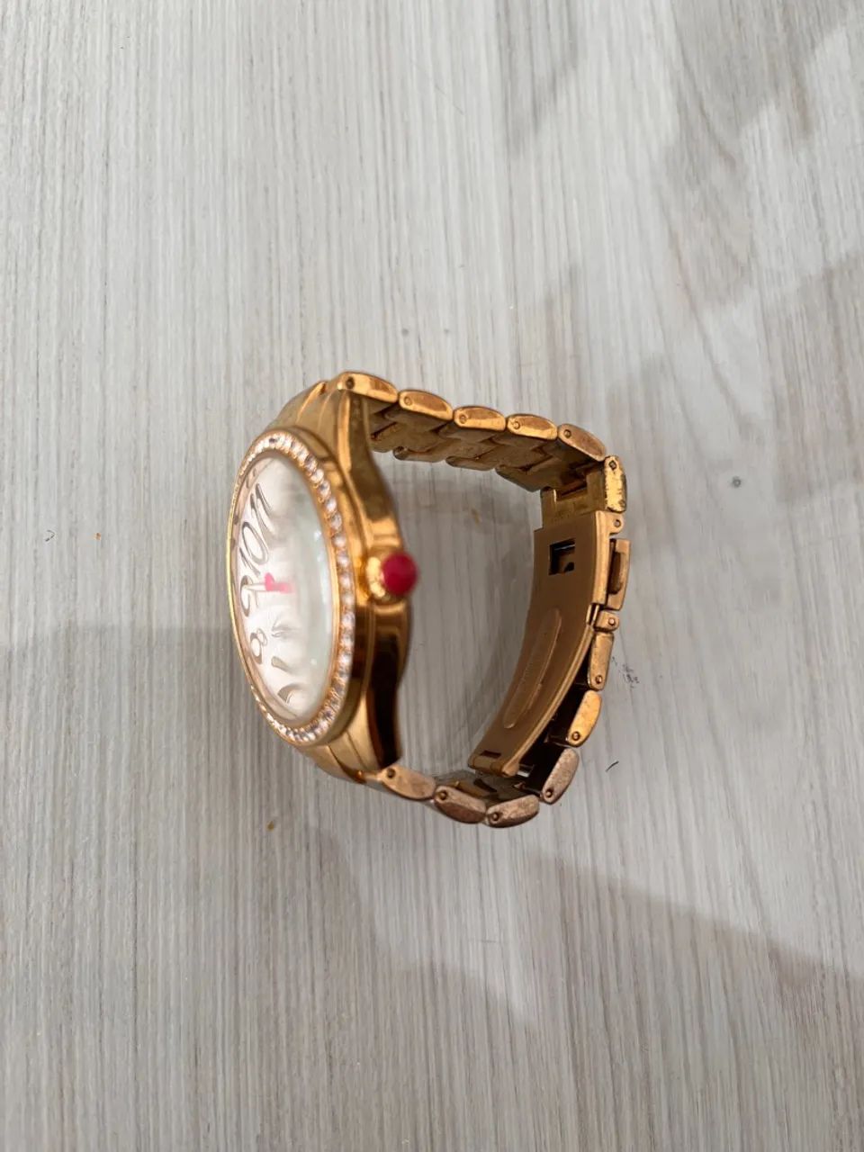 Relógio feminino dourado Betsey Johnson - Foto 4