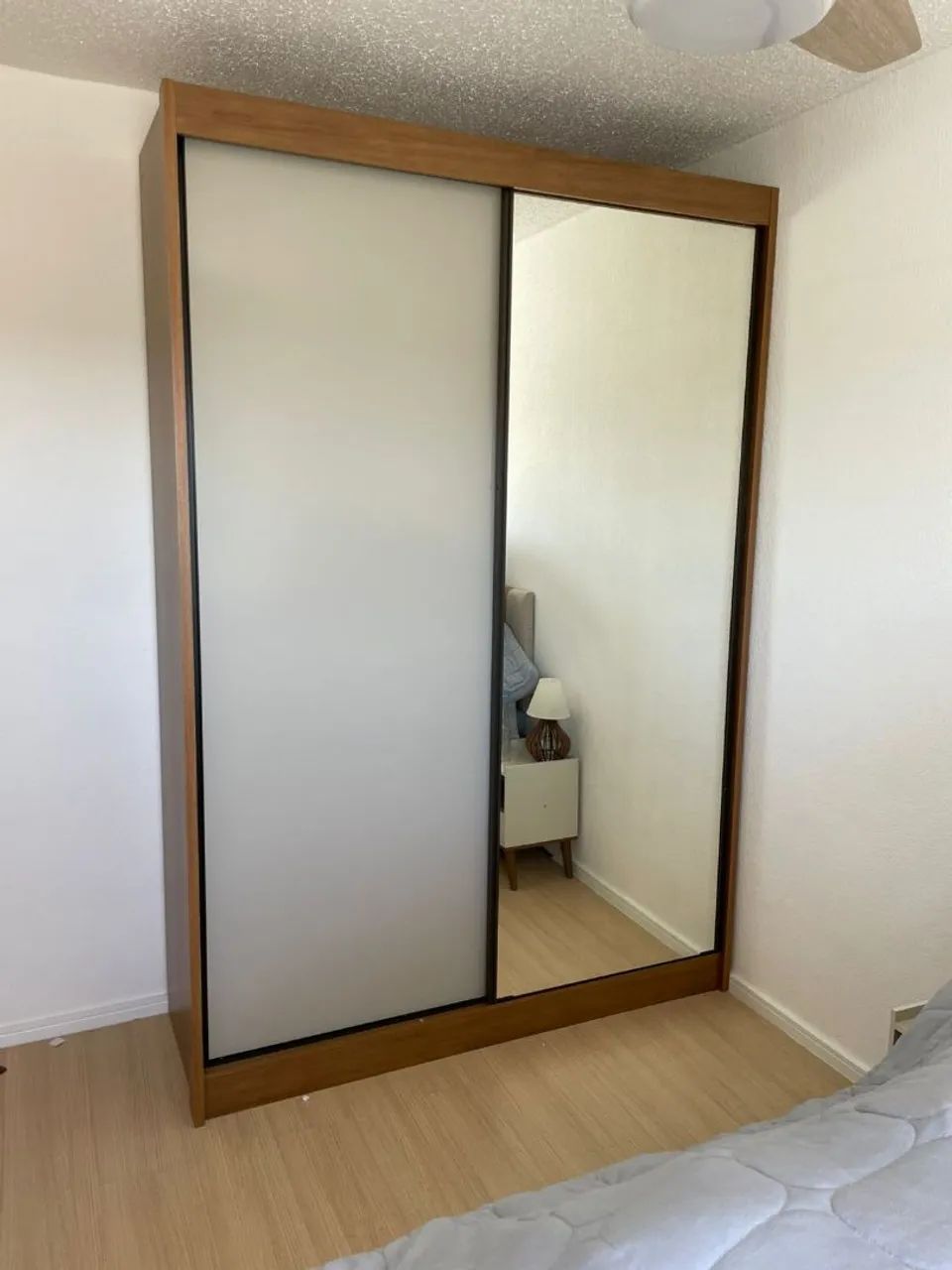 Guarda-Roupa com Portas de Correr e Espelho novo horizonte