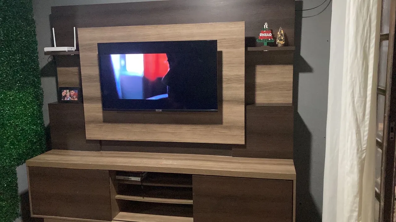 Painel de TV com rack em madeira
