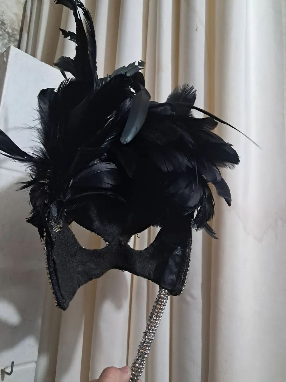 Máscara de Carnaval com Penas e Strass - Foto 2