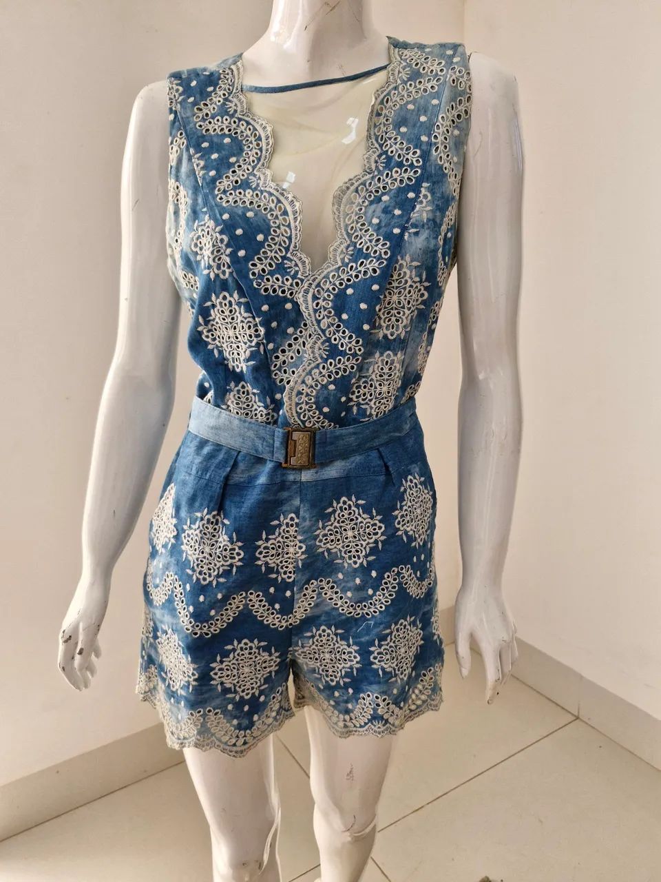 Macacão Jeans com Detalhes em Renda - Foto 2