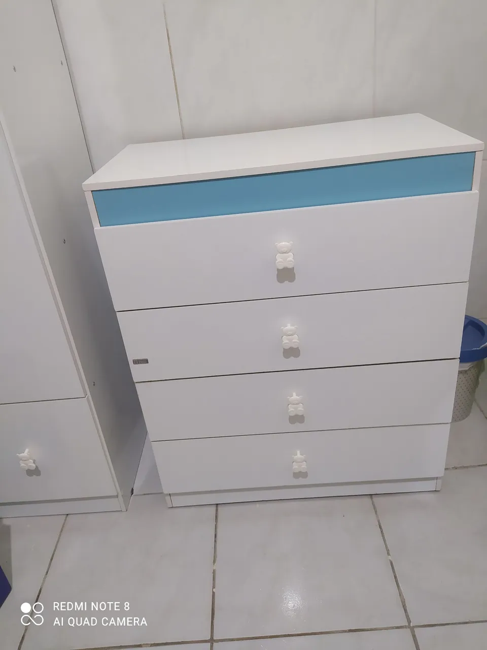 Cômoda e guarda roupa Infantil com Detalhes Azul e Puxadores Decorativos