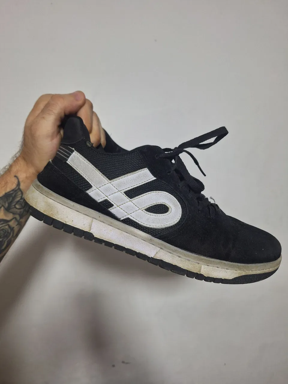 Tênis Preto com Detalhes Brancos