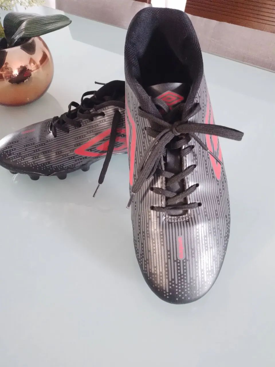 Chuteira Umbro Nova - Perfeita para seus jogos! - Foto 2