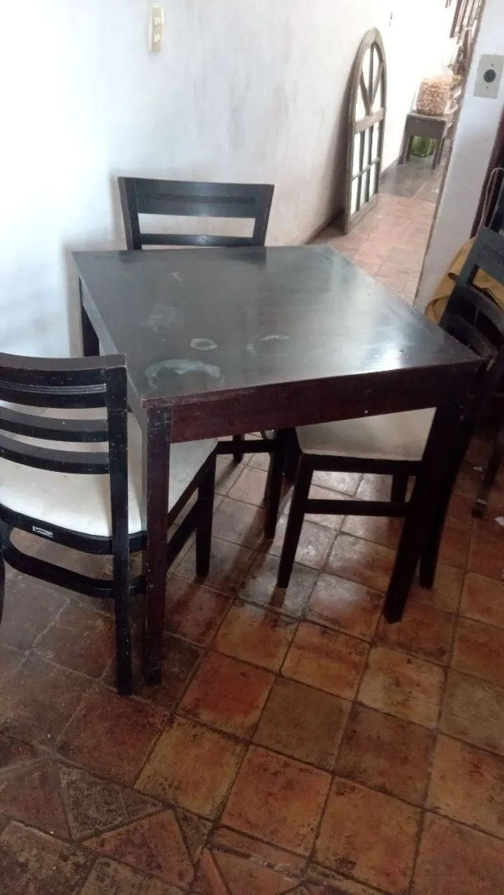 Mesa com 4 cadeiras Franco & Bachot