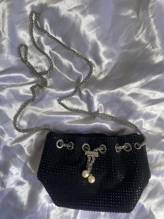 Bolsa de mão preta com pedrarias