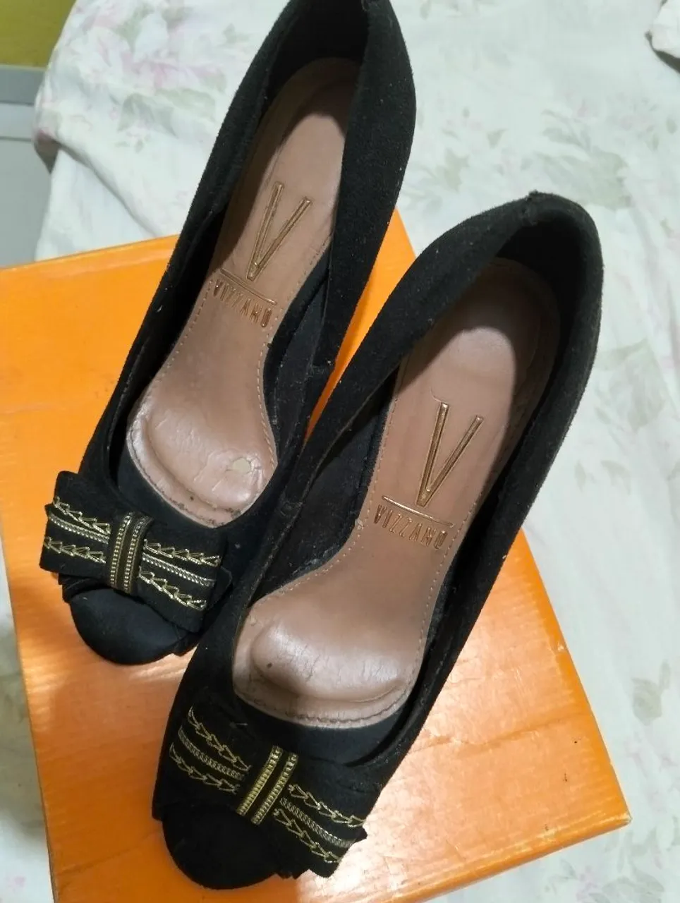 Scarpin Vizzano Preto com Detalhes Dourados