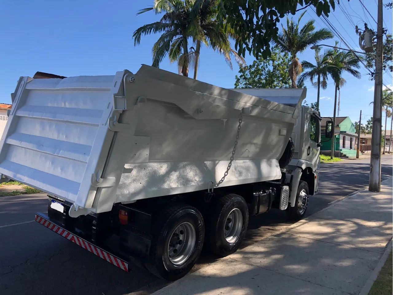 Caminhão Volkswagen 31-330 6x4 2013 km 133.000 (Caçamba Pistao frontal ) - Foto 4