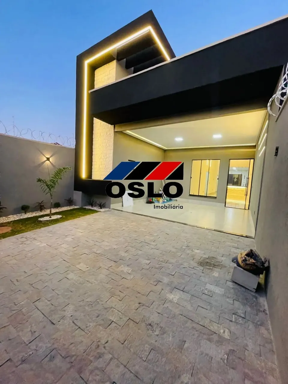 CASA COM 03 SUÍTES, GARAGEM PARA 04 VEÍCULOS, LOCALIZADA NO JARDIM EUROPA.