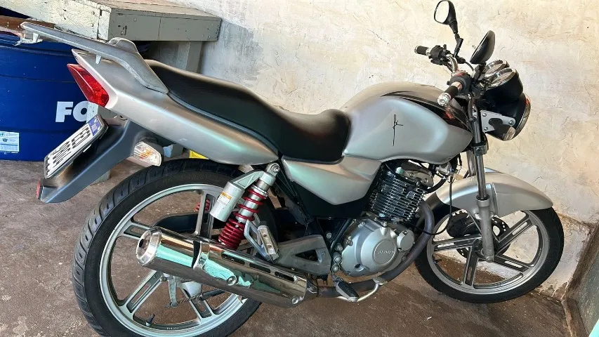 Vendo moto conservada só pegar e andar