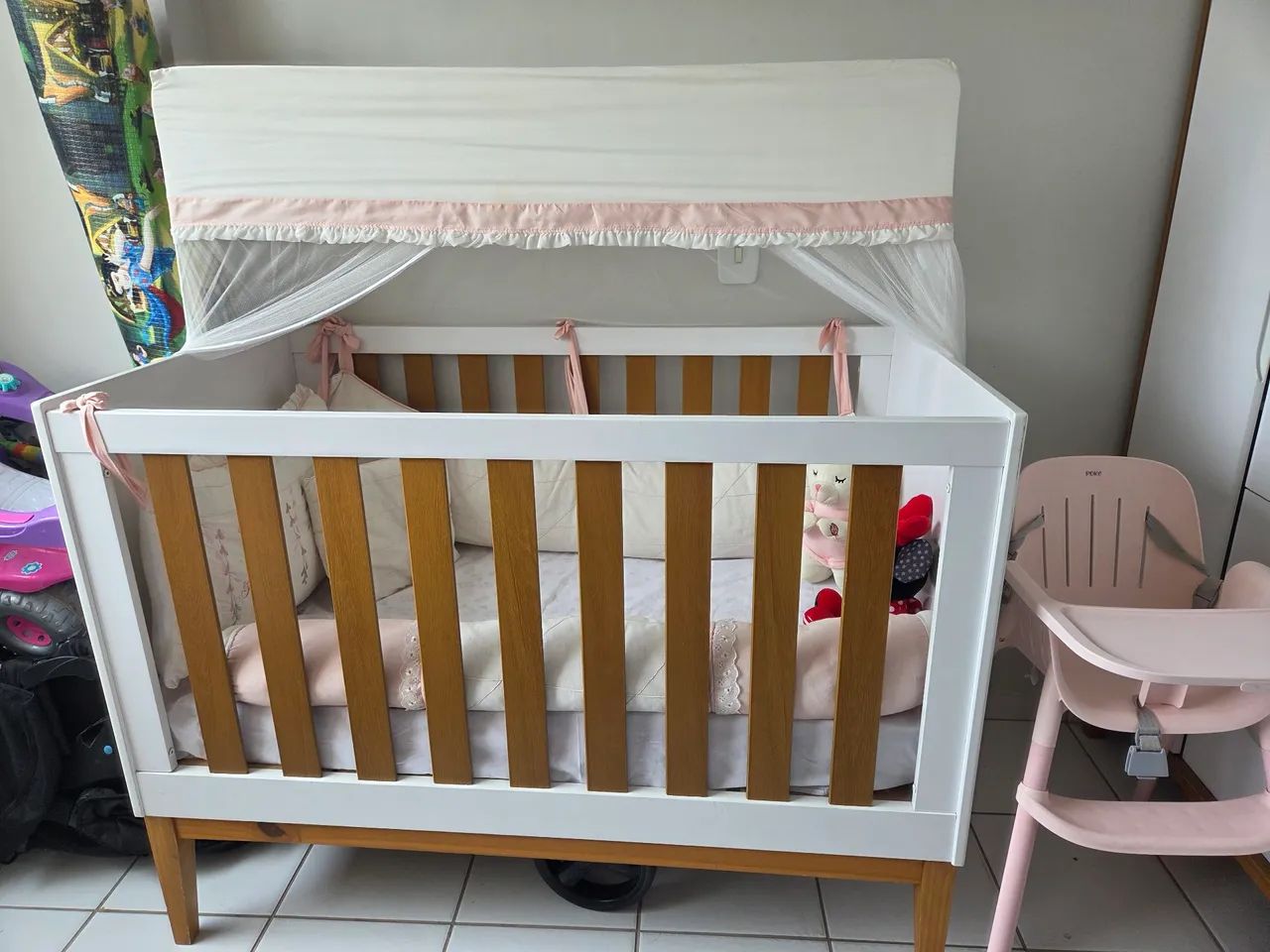 Berço com duas alturas e vira uma mini cama + colchão novo.
