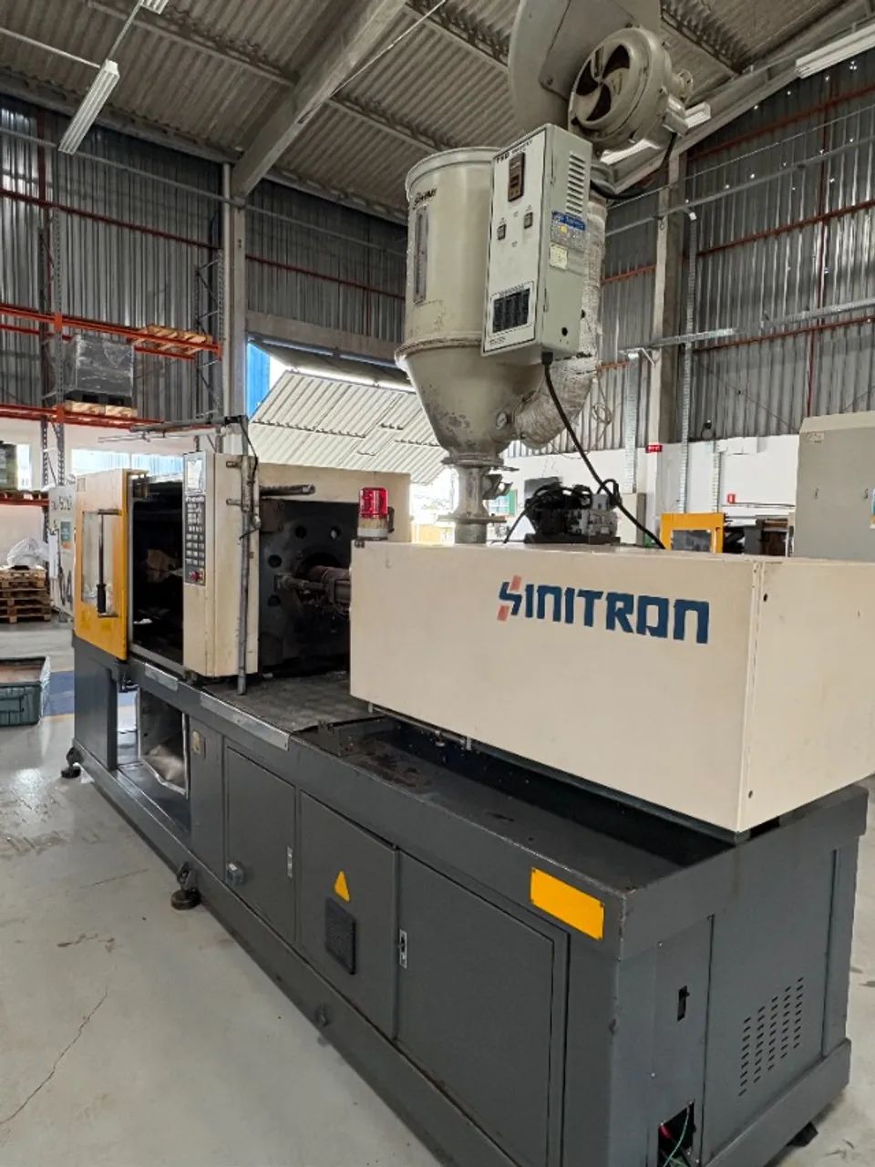 Injetora SINITRON, modelo SYA-1300DT, ano 2005