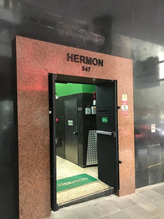VENDO SALA COMERCIAL EM ÓTIMA CONSERVAÇÃO E LOCALIZAÇÃO NO CENTRO DE PORTO ALEGRE