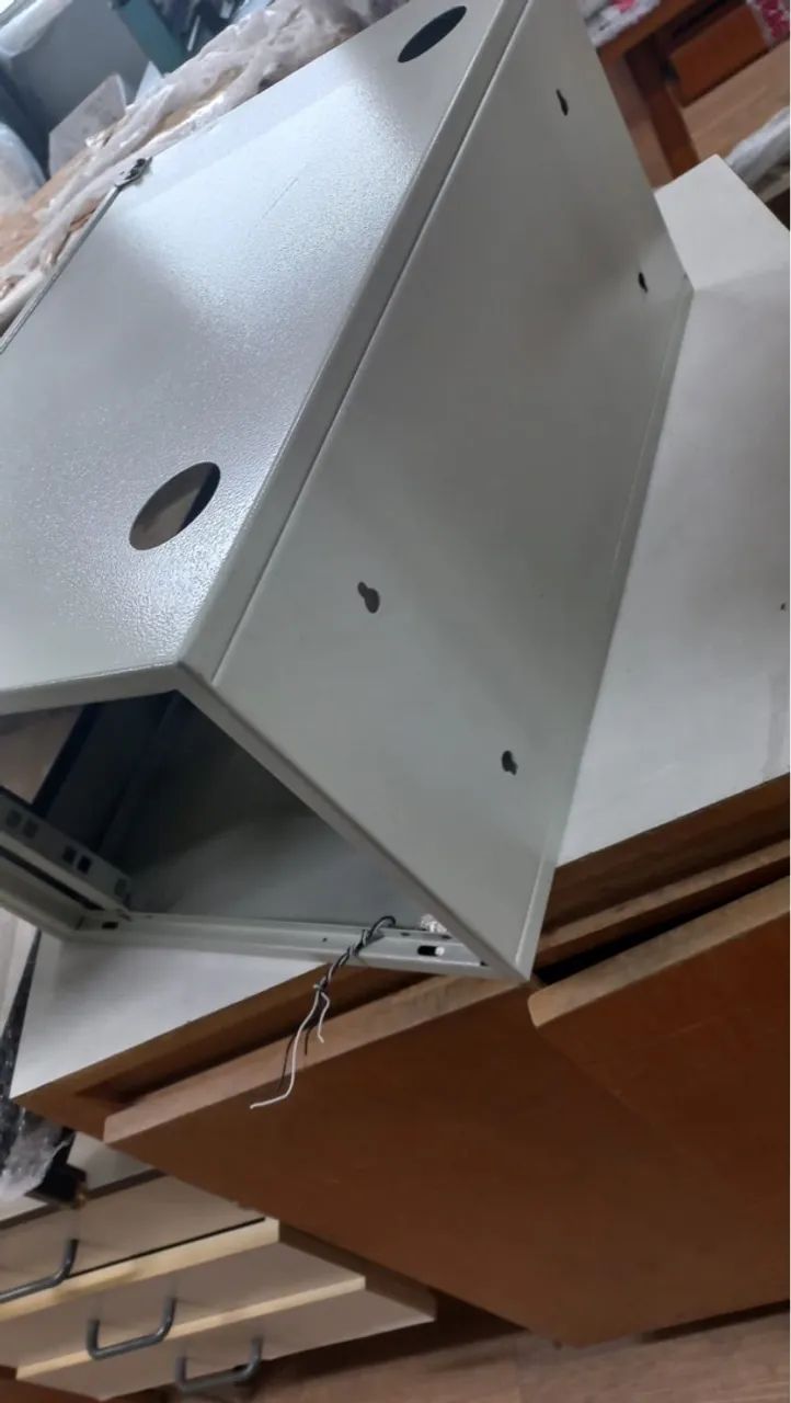 Caixa metálica bege com parte da frente transparente  - Foto 6