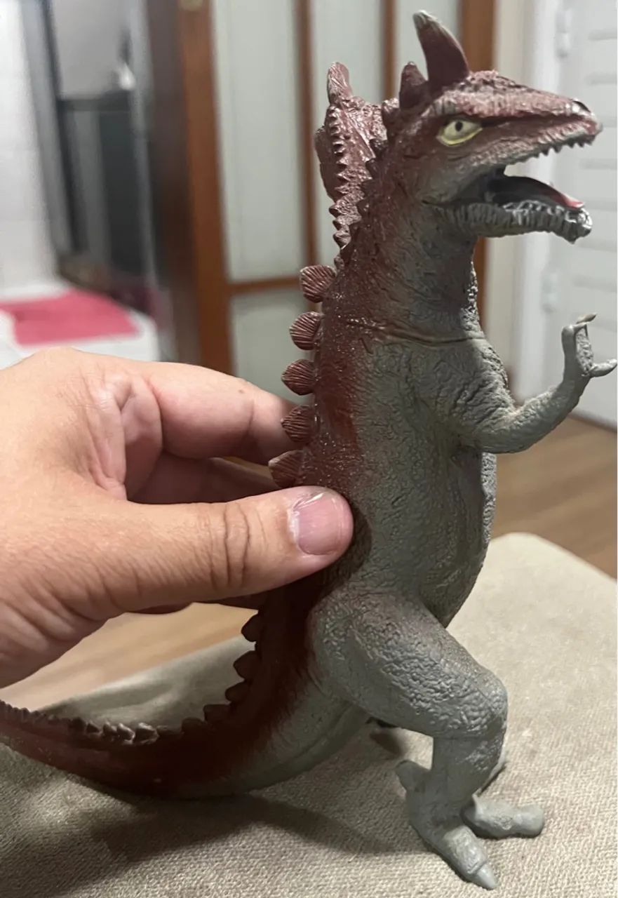 Boneco de duas cabeças parece dinossauro. 20cm