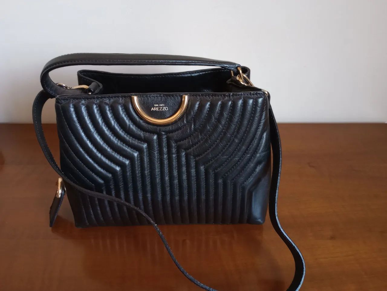Bolsa Arezzo Couro Preta Média Nova - Foto 2