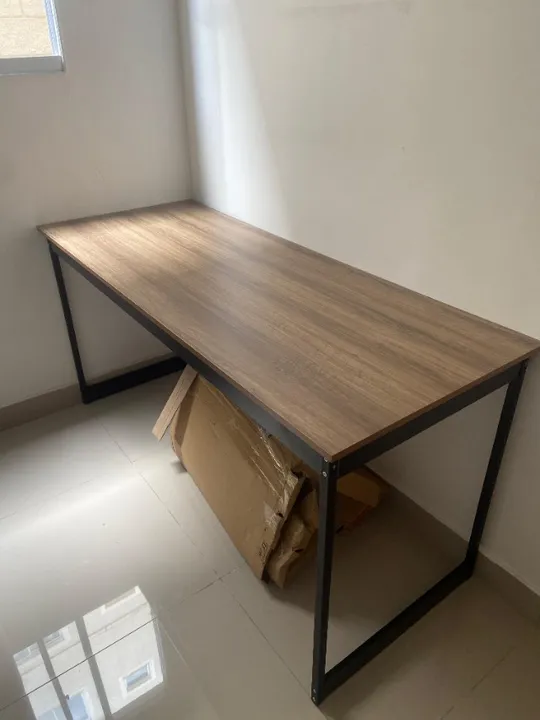 Mesa Escrivaninha Estilo Industrial com Pés de Ferro e madeira na cor Carvalho - Nova