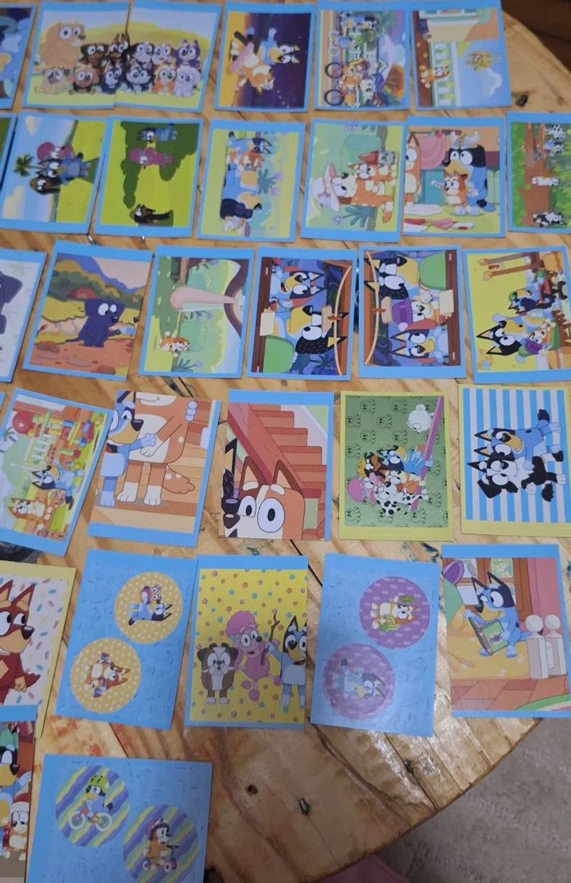 Lote figurinhas colantes do álbum da Bluey  - Foto 3