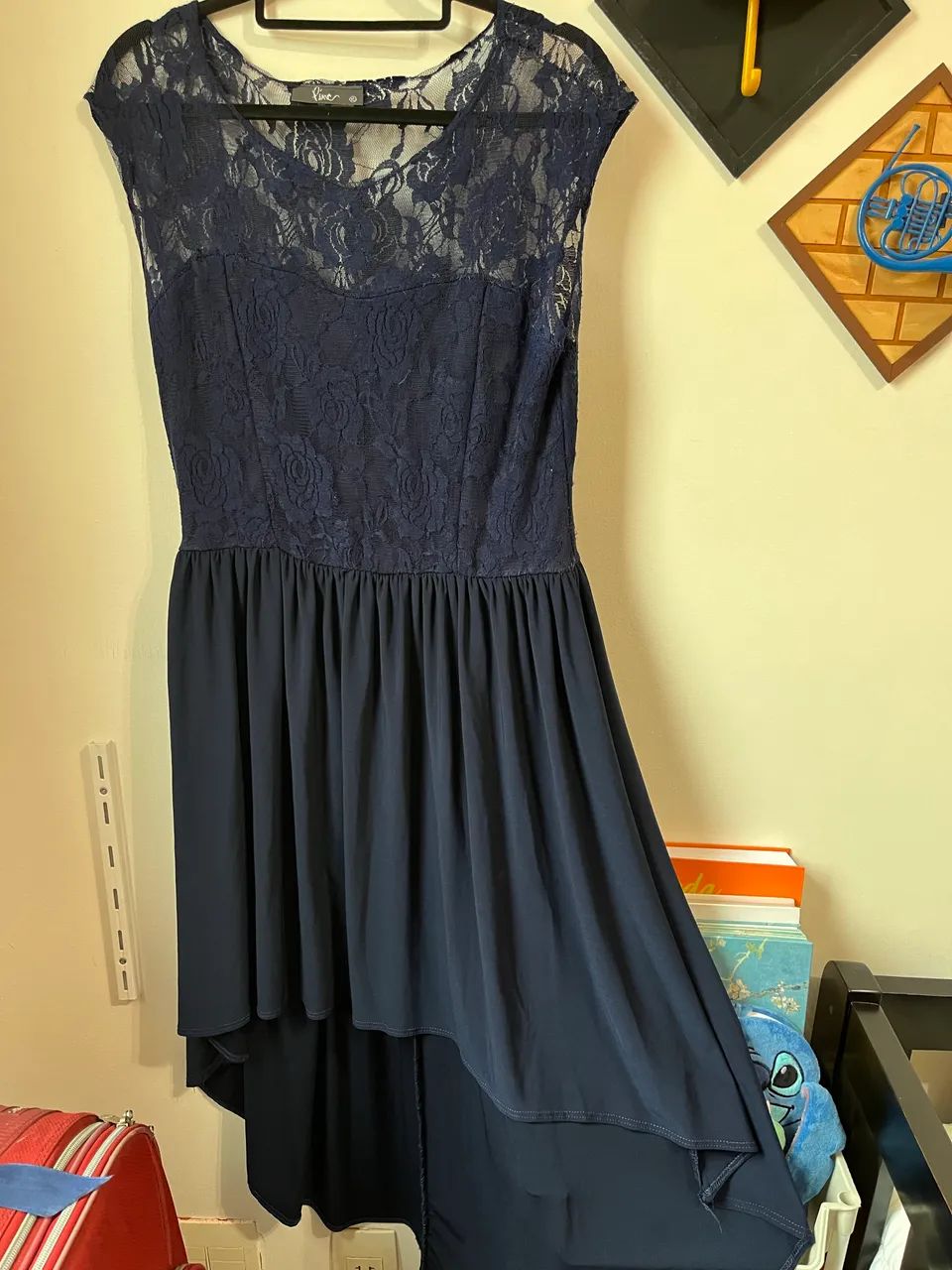 Vestido azul marinho com leve transparência em renda.
