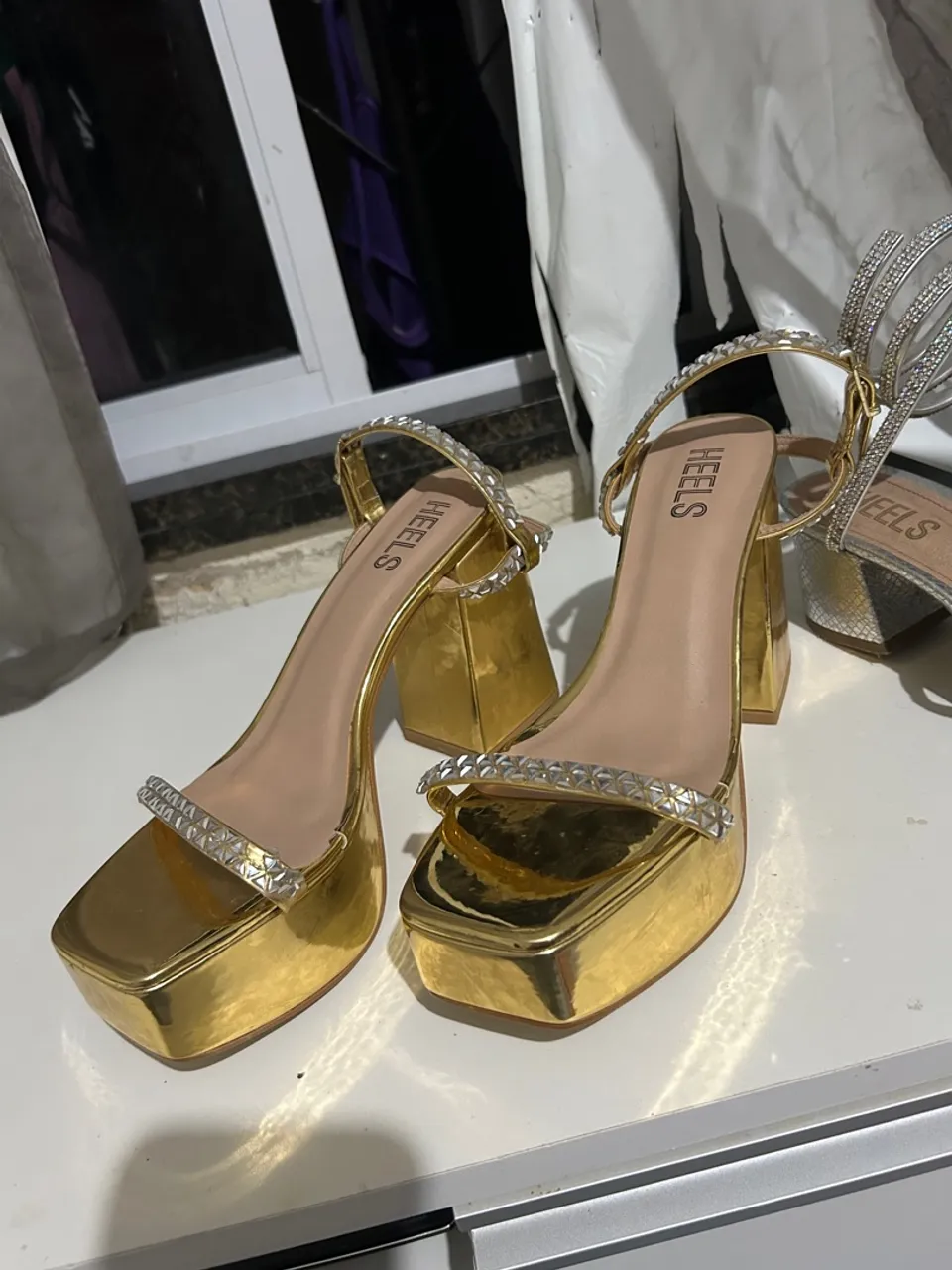Sandália Plataforma Dourada com Detalhes em Strass