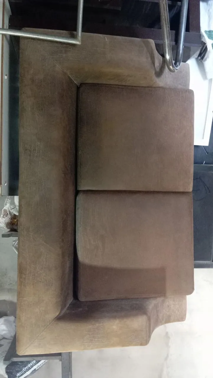 Sofá de 2 lugares em suede