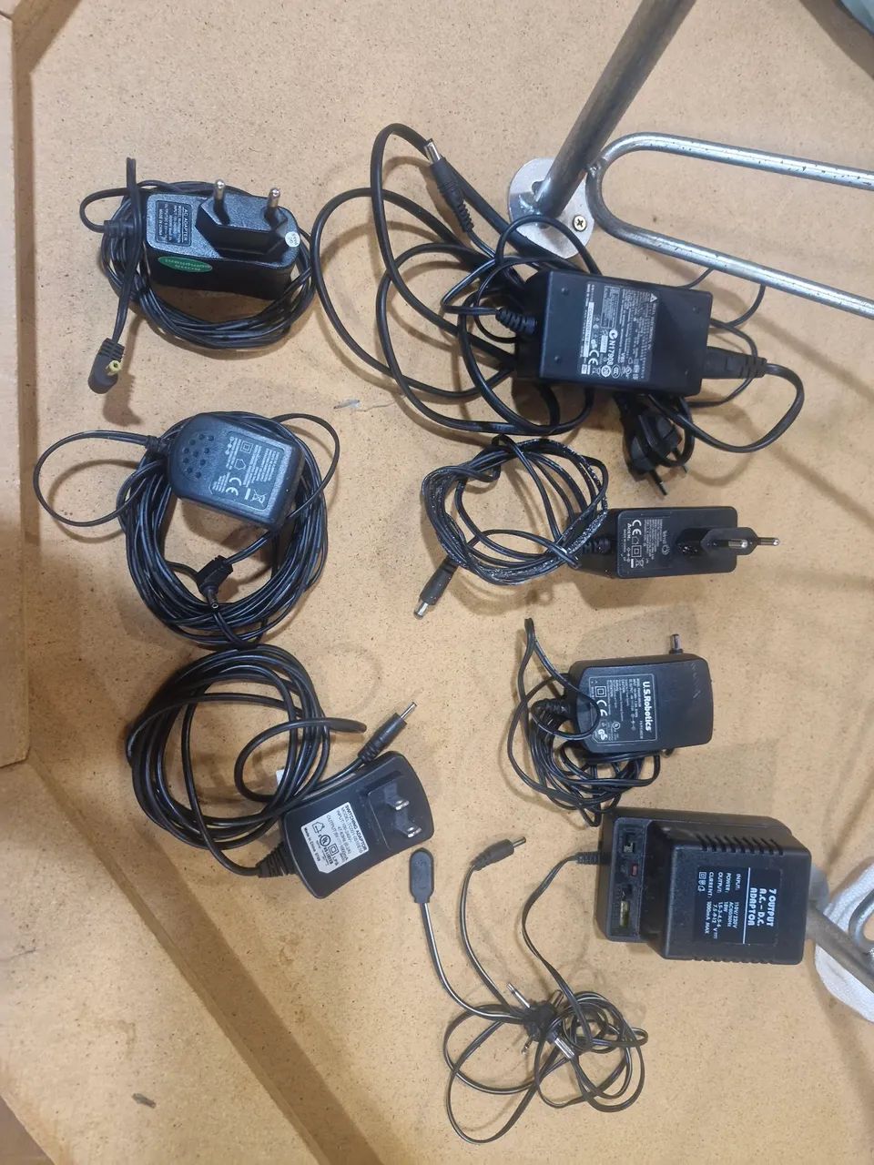 Carregadores e fontes diversos de 5 até 12 volts