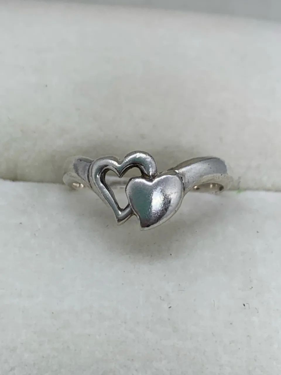 lindo anel de prata com corações - Foto 4