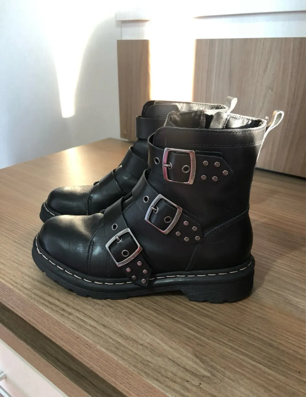 Bota feminina preta com detalhes