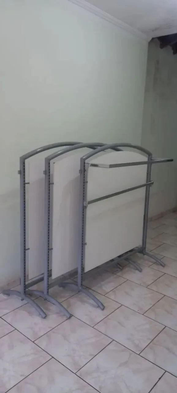 Araras Reforçadas Em Ferro e MDF P/ Loja De Roupas($250,00 CADA)