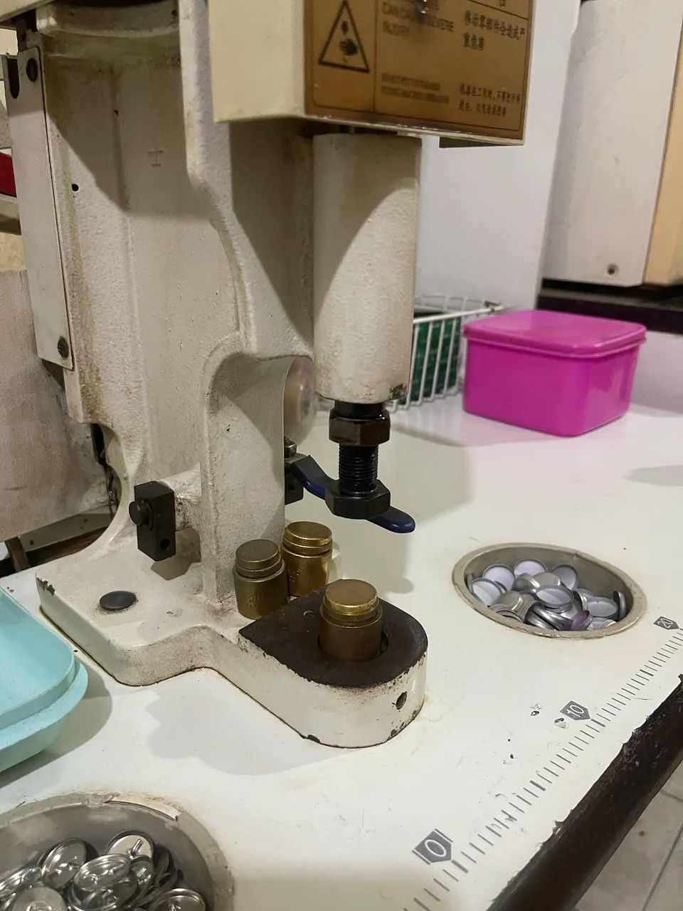 Máquina de ilhós e botões perfeito estado  - Foto 5