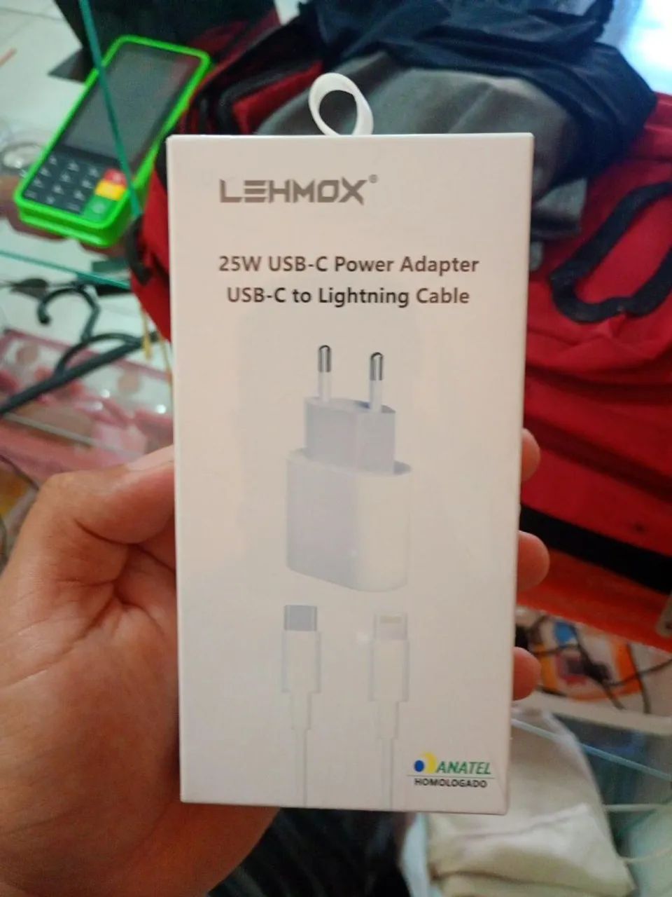 Carregador tipo C e iPhone 