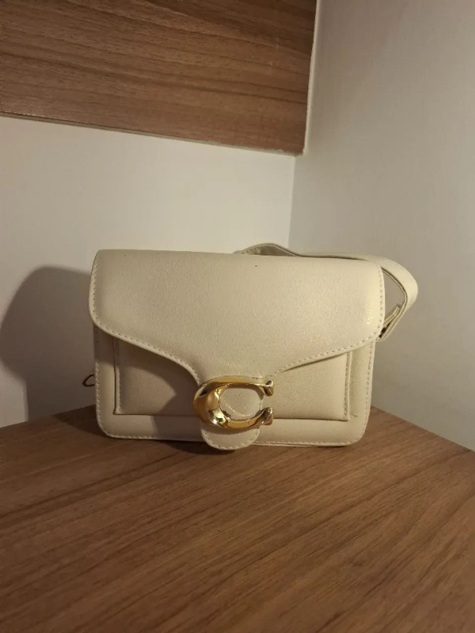 Bolsa Tiracolo Off-White com Fivela Dourada