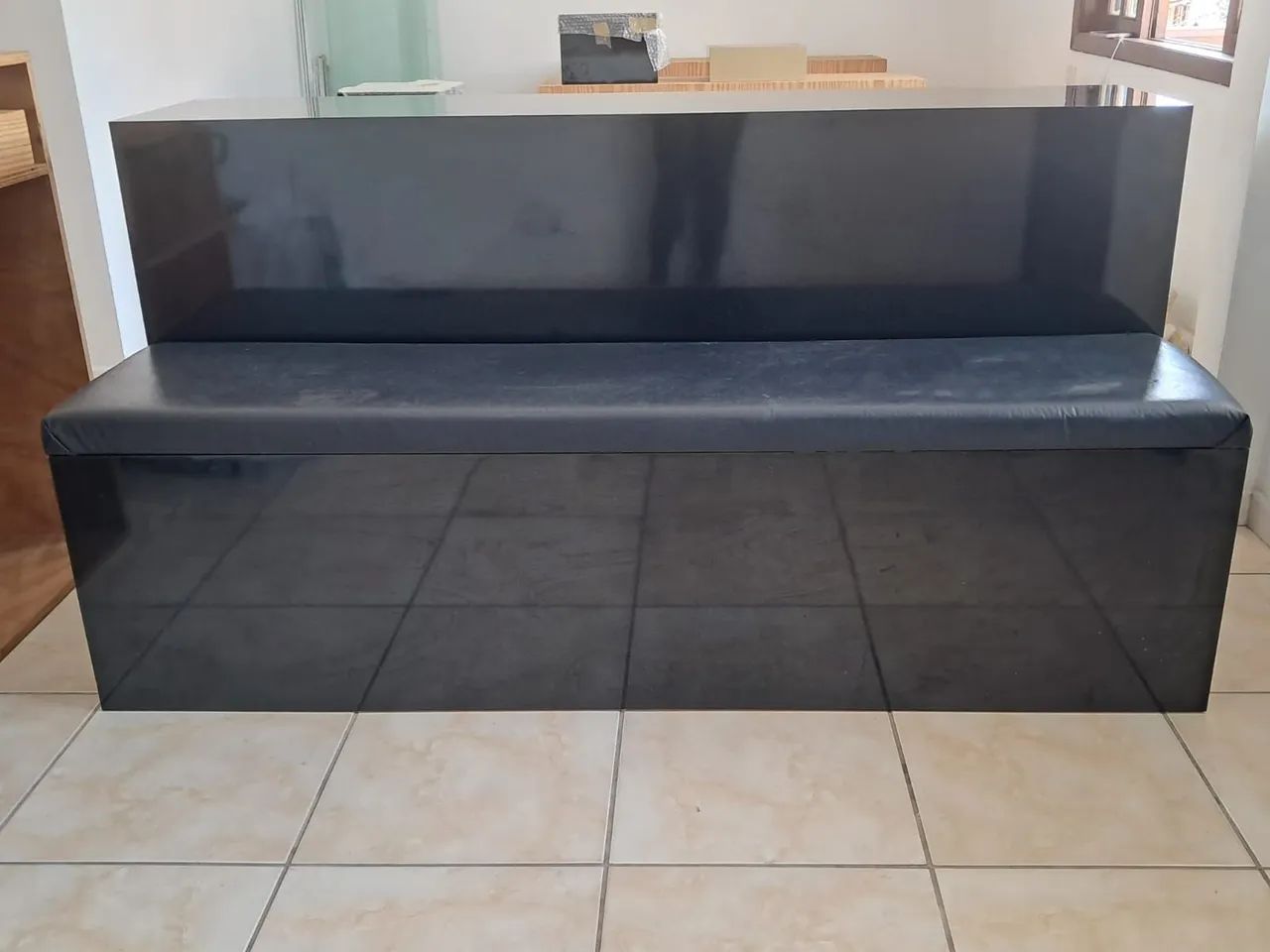 Banco grande preto estofado