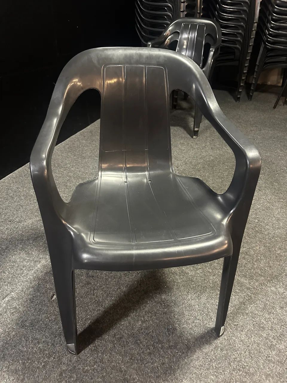 CADEIRAS ERGONÔMICAS COM DESCANSO DE BRAÇO RESISTENTE 