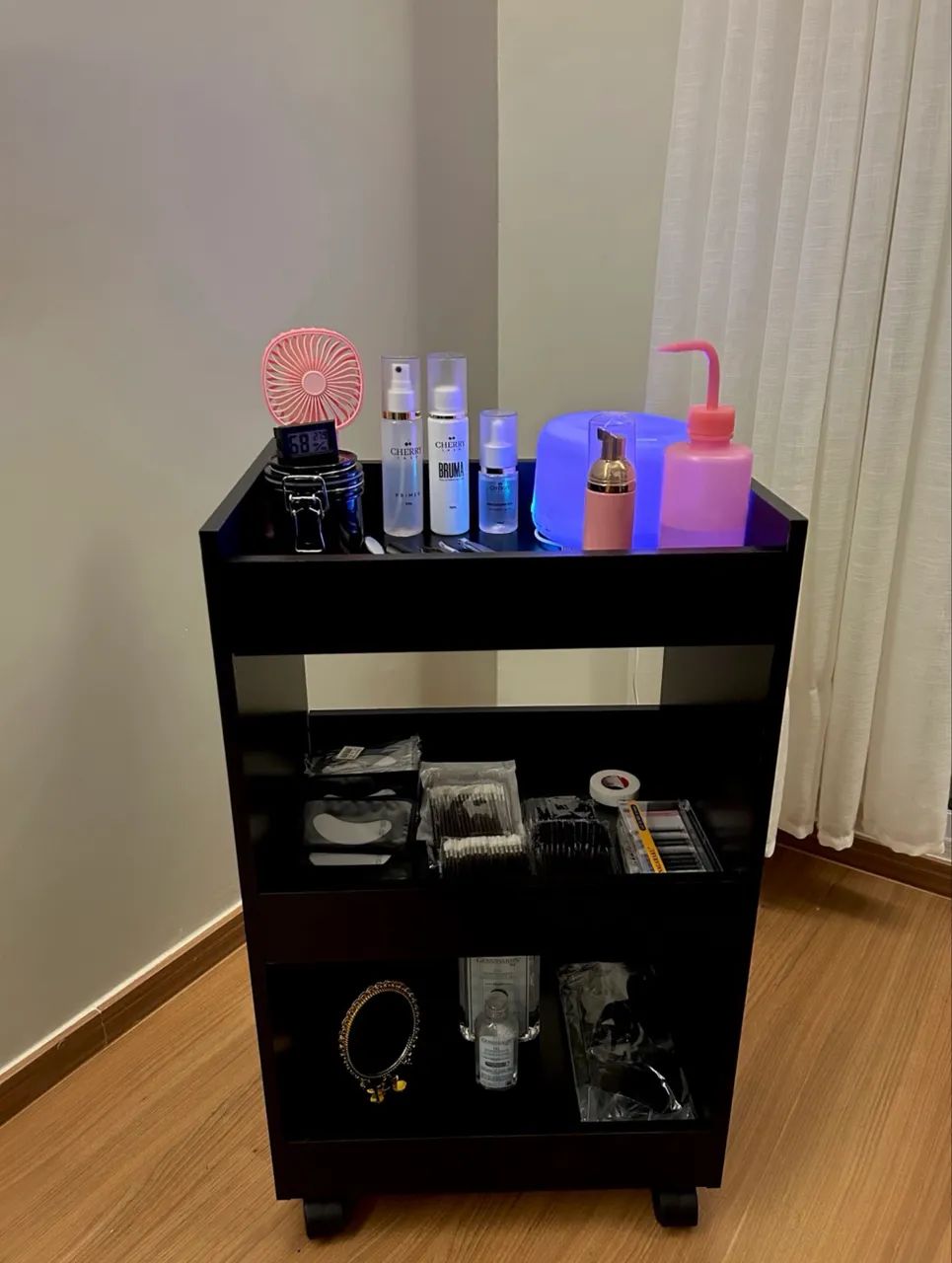 VENDO Maca, mocho, carrinho auxiliar e ring light  - Foto 3