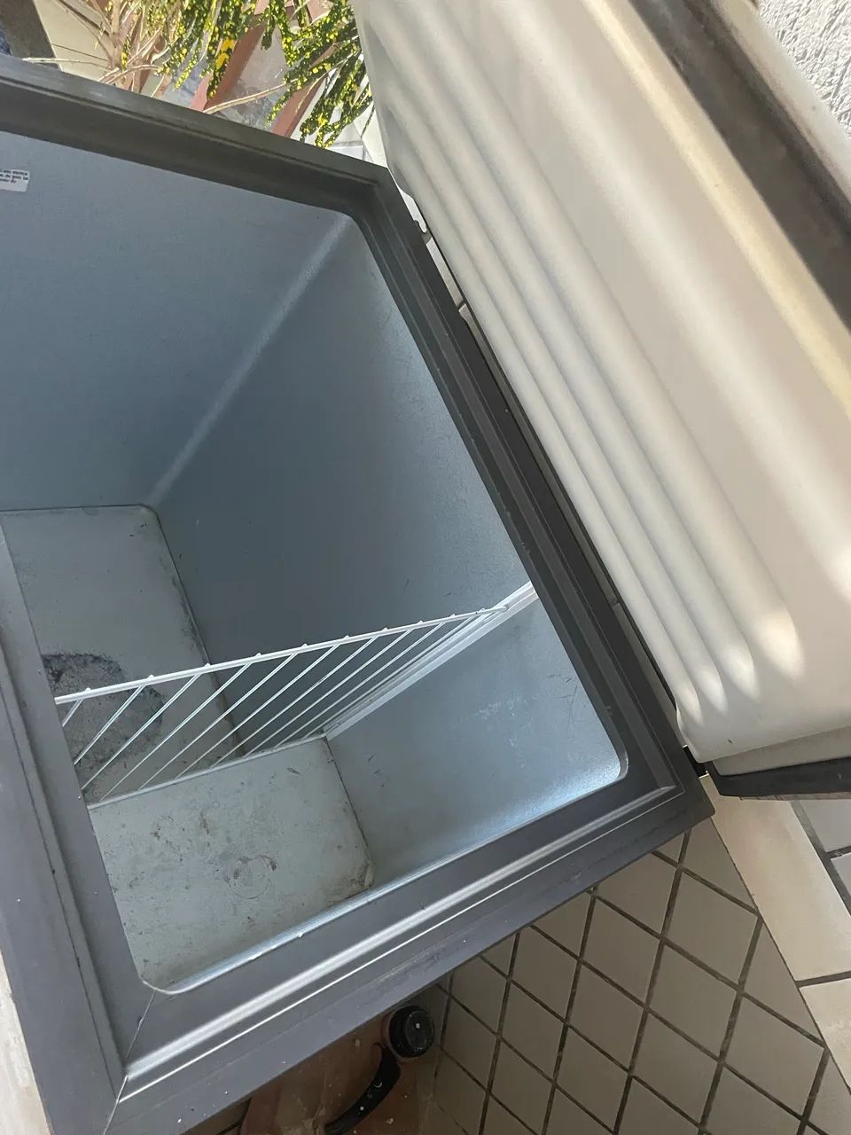 Freezer vertical com tudo funcionando só com marcas de uso - Foto 4