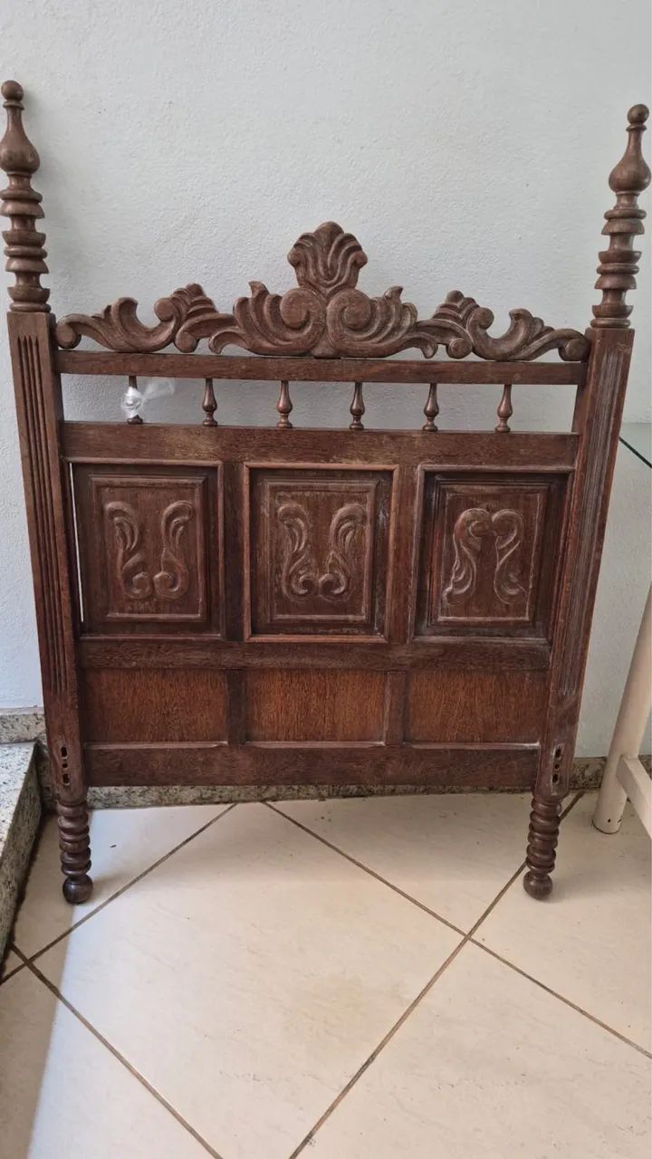 Cama de madeira maciça torneada