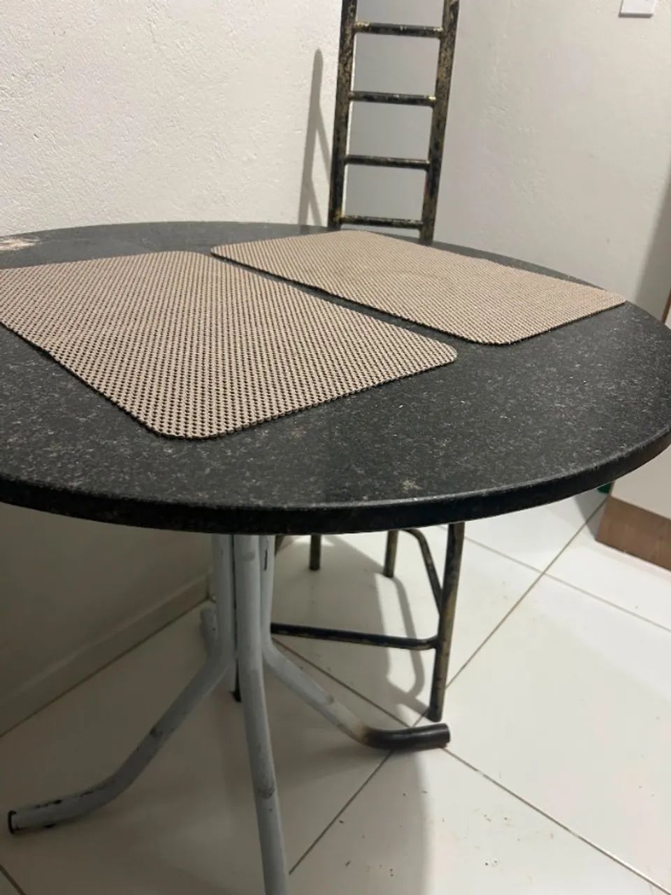 Mesa de mármore redonda com 4 cadeiras - Foto 4