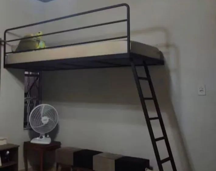 Cama de ferro solteiro elevada.