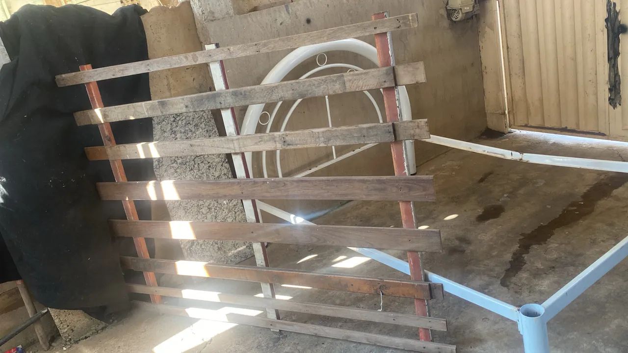 Cama de casal de ferro