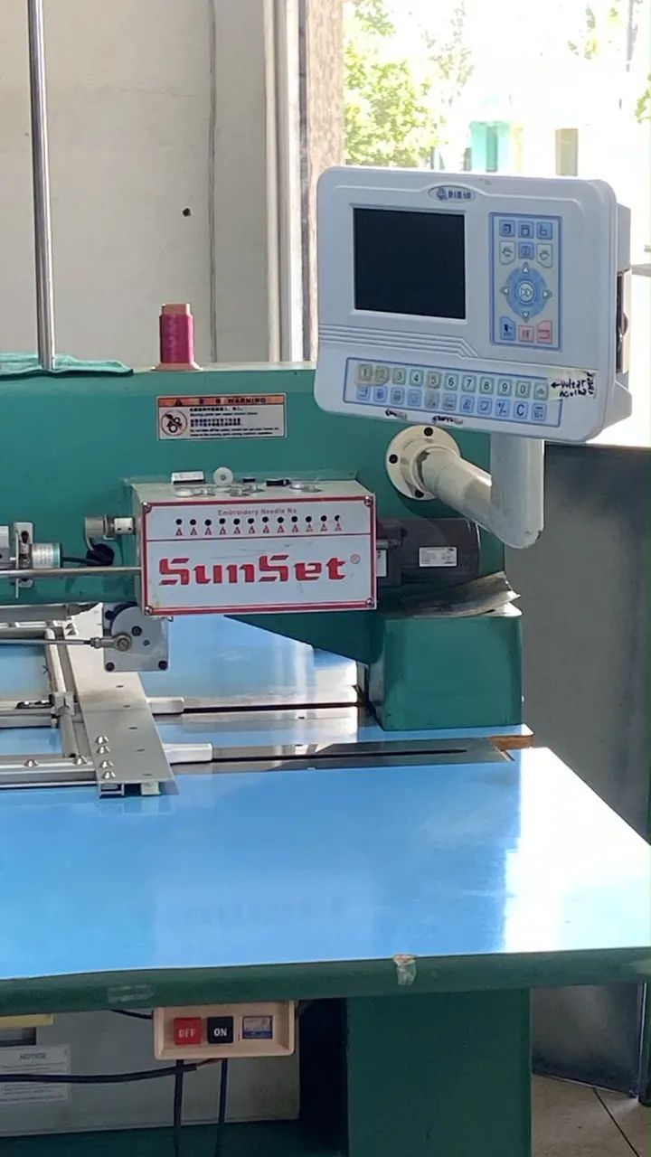 Máquina de bordar industrial  - Foto 2