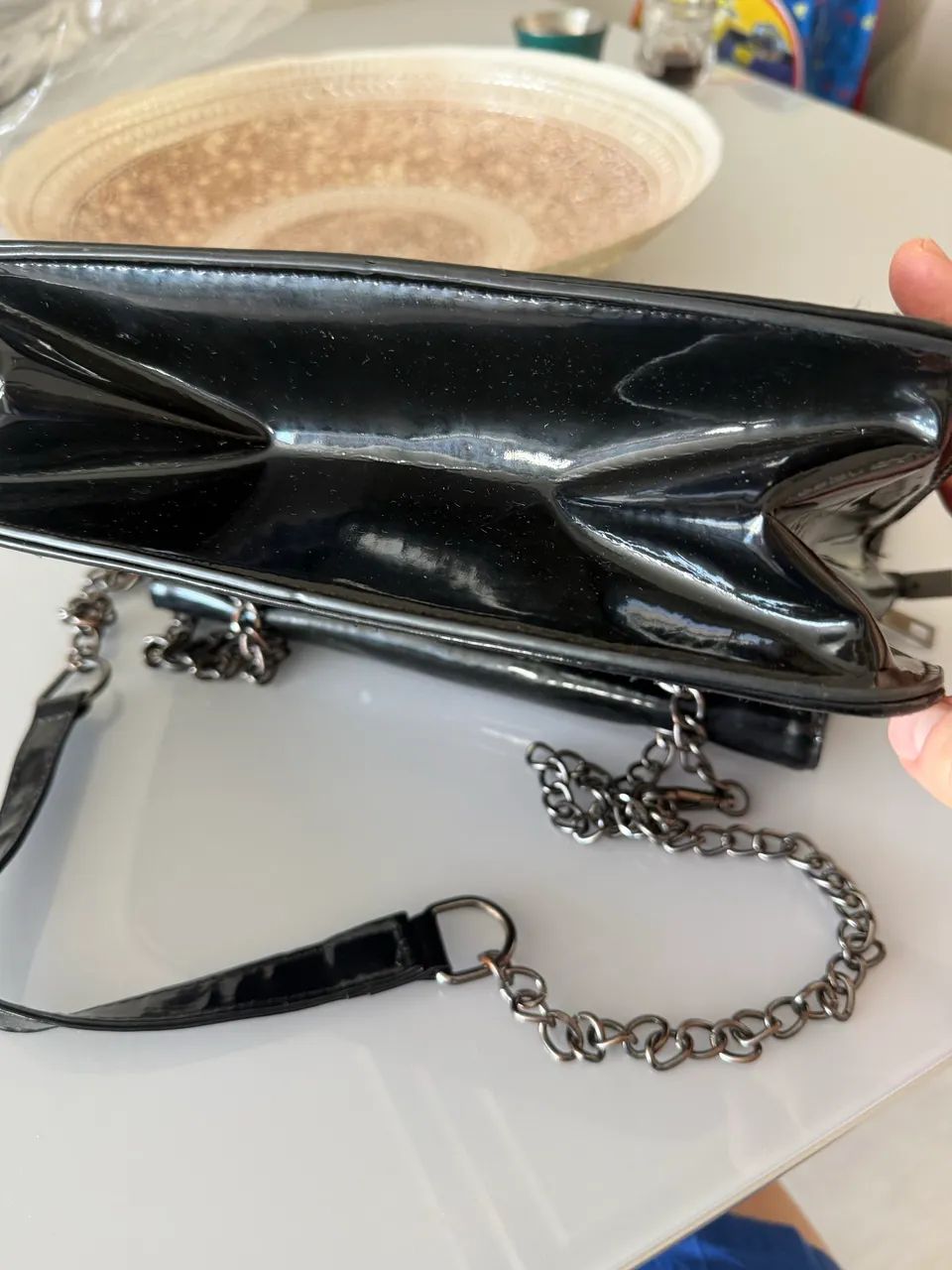 Bolsa média alça transversal preta verniz  - Foto 4