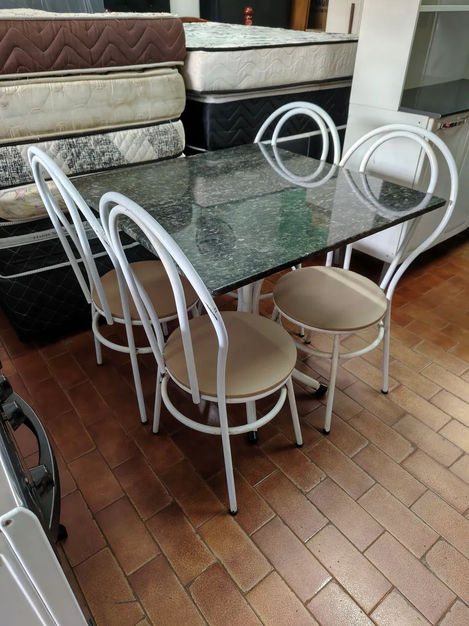 Vendo mesa de granito quadrada com 4 cadeiras  - Foto 3