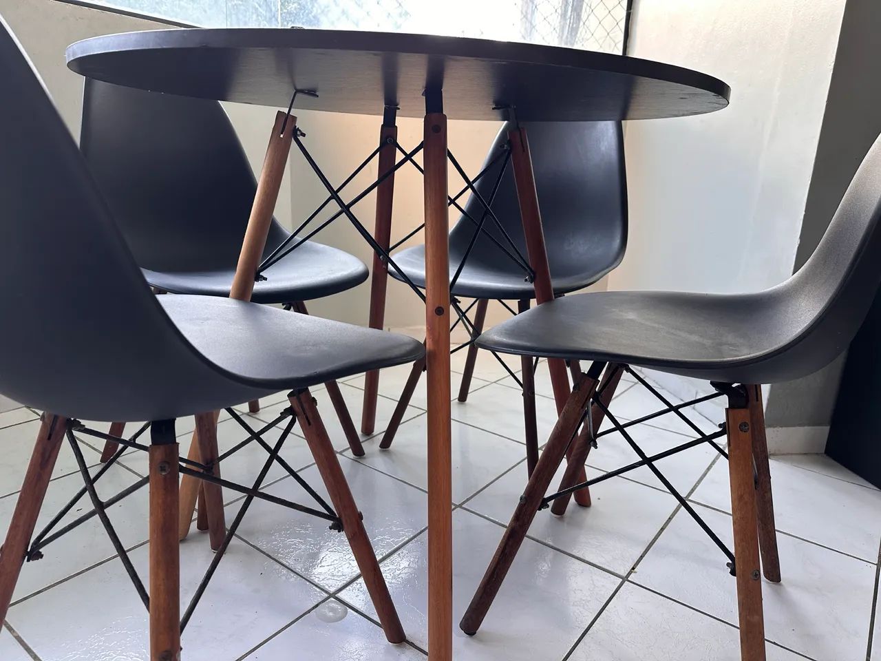 Mesa de jantar Eames 90cm c/4 cadeiras